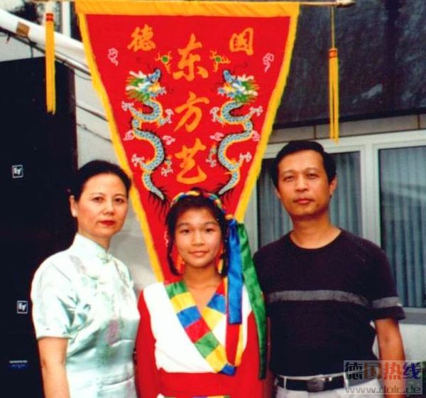 年幼的陈思思跟姨妈潘春美（左）学习舞蹈，爸爸陈美选(右)护送