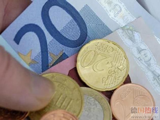 Tourismus-Bare-Muenze-oder-Plastikgeld-Rechnungen-bis-100-Euro-zahlen-die-meiste.jpg