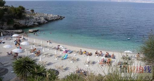 tourismus-blaues-meer-und-schoene-straende-wie-hier-auf-korfu-das-ist-es-was-vie.jpg