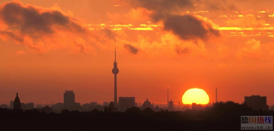 Germany-Berlin-city-skyline-sunset.jpg