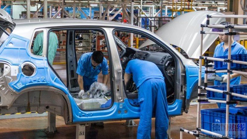 Mitarbeiter-montieren-im-Werk-der-Volkswagen-AG-in-Anting-bei-Shanghai-einen-VW-Tiguan.jpg