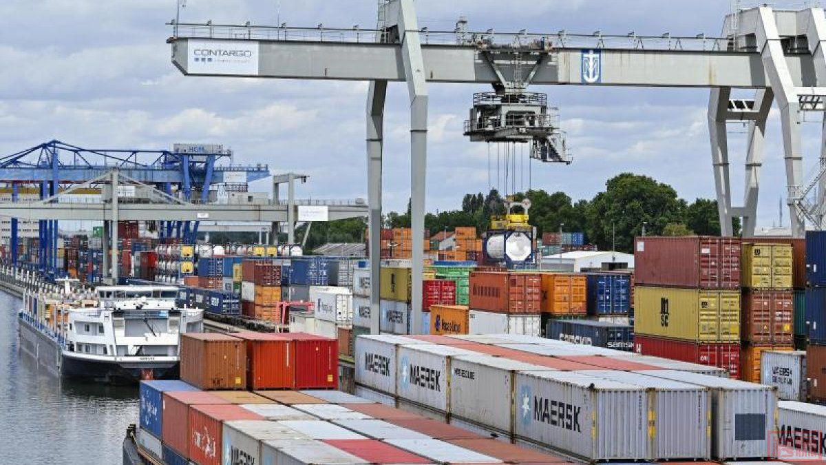 Ein-Kran-verlaedt-Container-im-Handelshafen-des-Rhein-Neckar-Hafens.jpeg