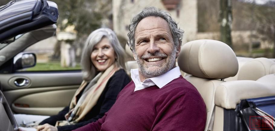 Happy-grey-haired-couple-in-convertible-car-2.jpeg