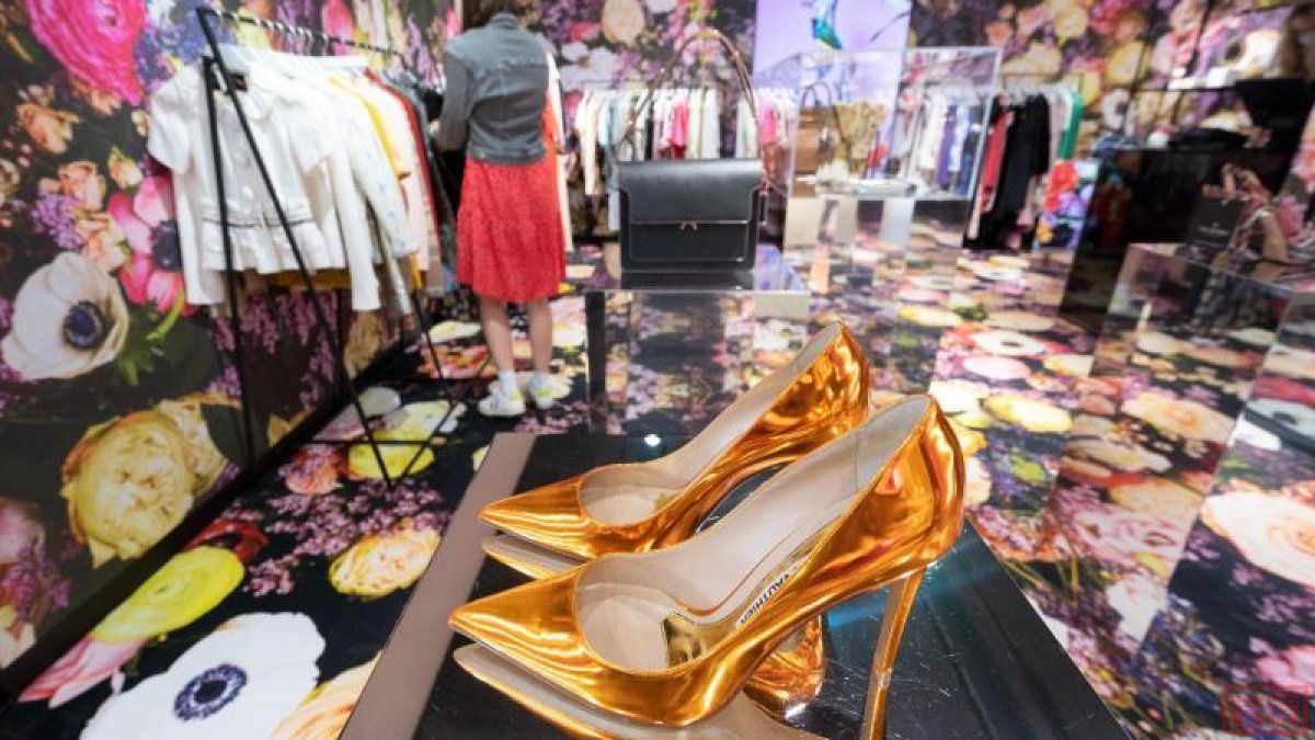 Eine-Frau-stoebert-in-einem-Secondhand-Store-im-Kaufhaus-Breuninger-durch-die-Ge.jpeg