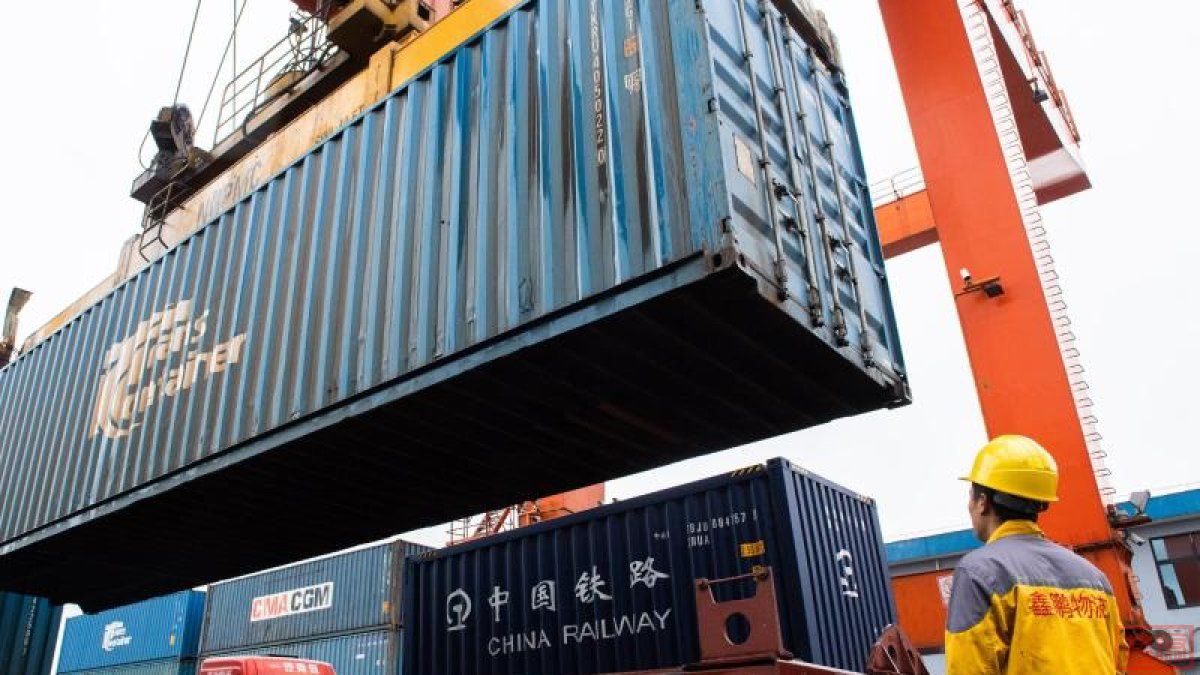 Ein-Container-wird-am-Nordbahnhof-von-Changsha-verladen.jpeg