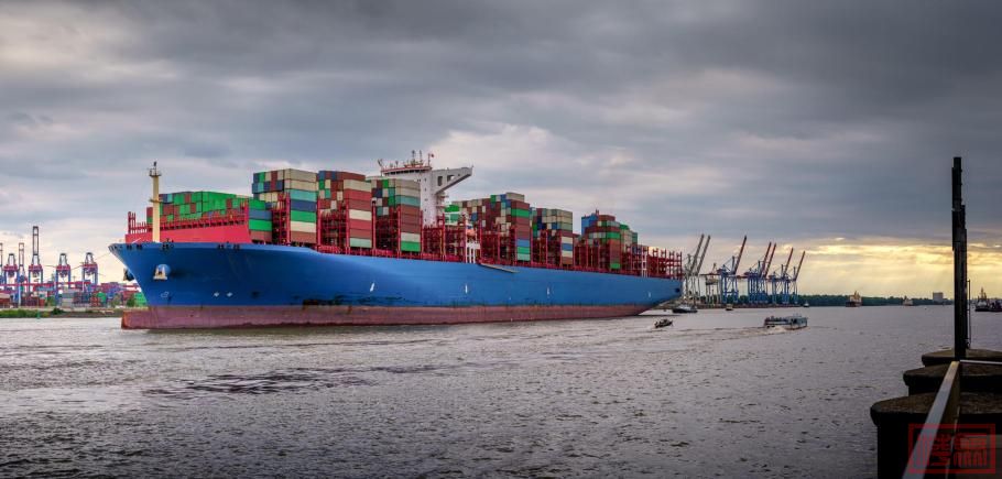 Large-container-ship-in-the-port-of-Hamburg.jpeg