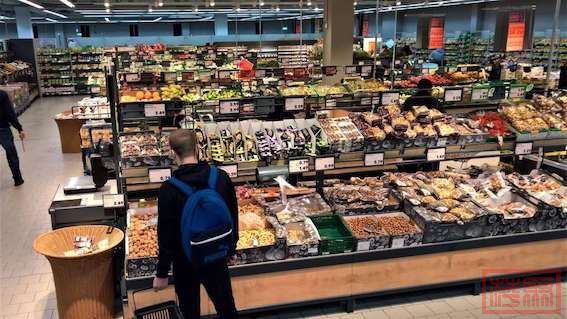27330534-ein-kunde-steht-in-einer-kaufland-filiale-in-der-gemueseabteilung-3Ka7.jpeg