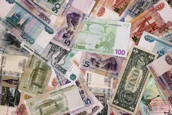 banknoten-von-verschiedenen-ländern-sind-ein-bündel-abwechselnd-rubel-dollar.png