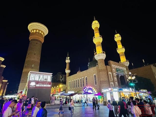 火起来！外国网红夜游新疆大巴扎，感受不一样的“热度”-8.jpg