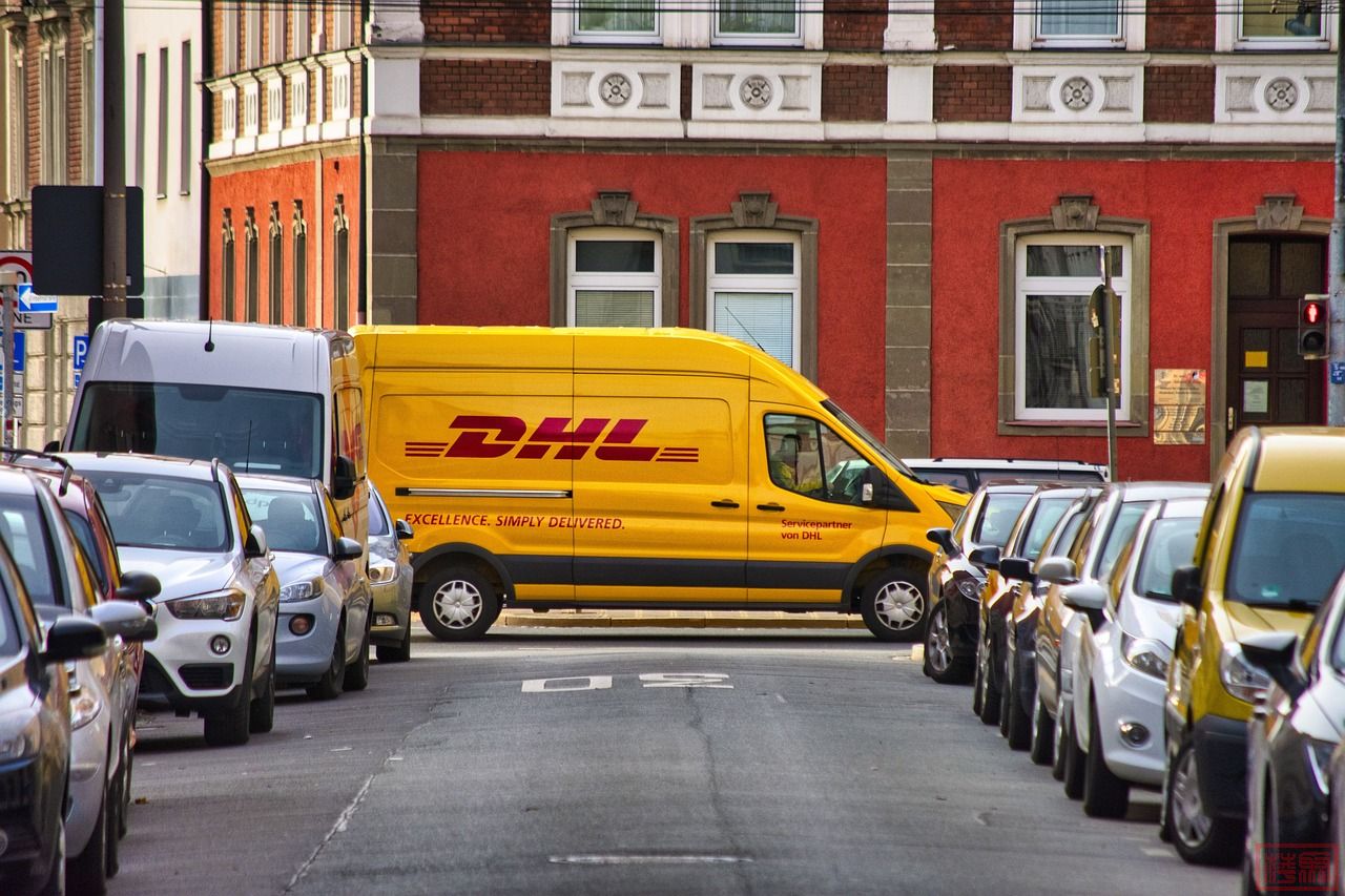 dhl-5739205_1280.jpg