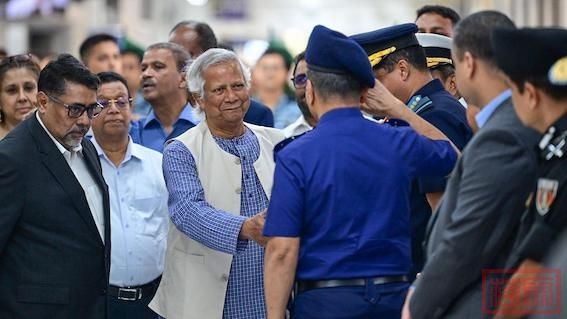 bangladesch-yunus-dhaka-ankunft-friedensnobelpreistraeger-militaerchef-uebergang.jpg
