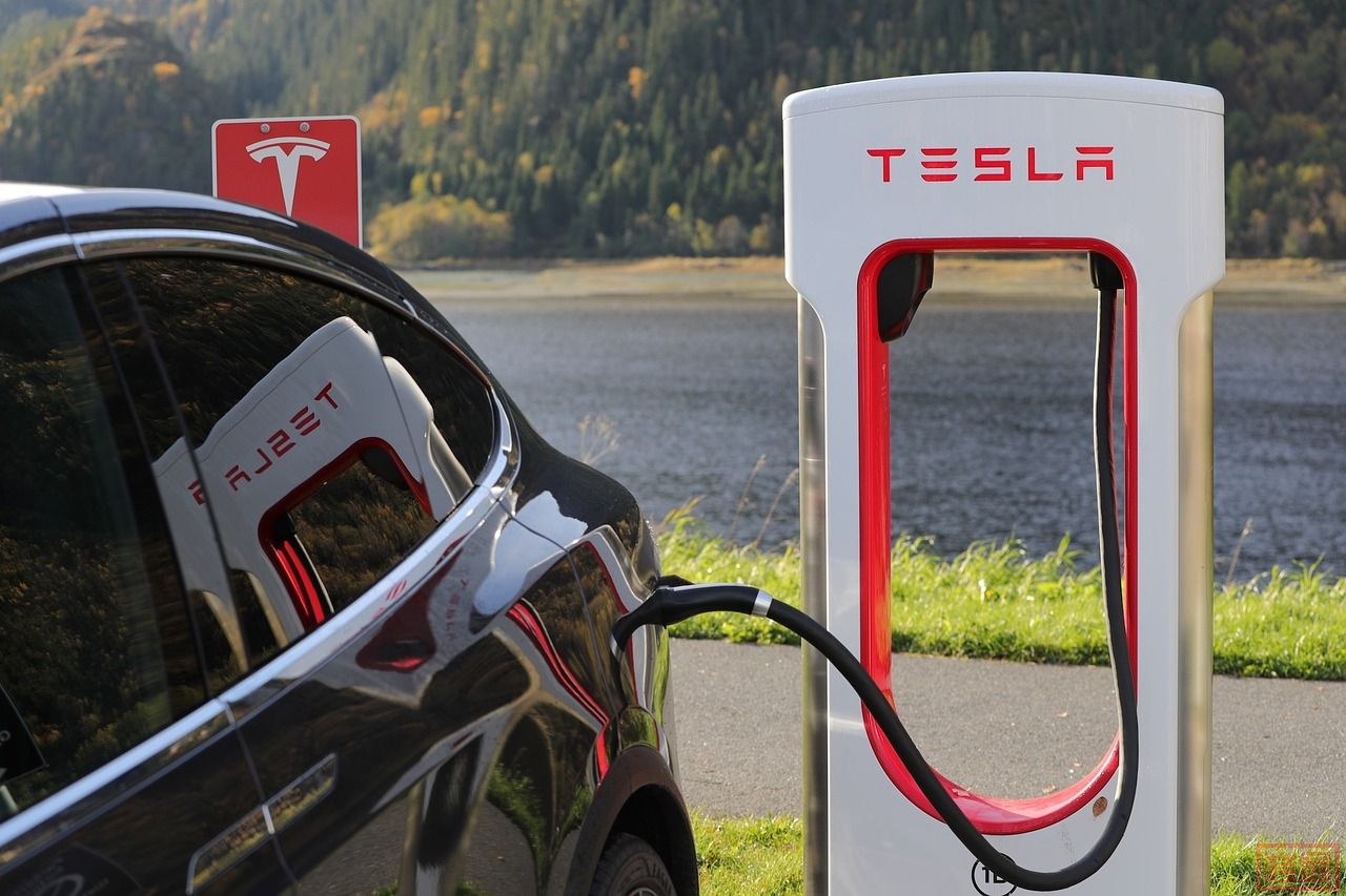 tesla-1738969_1280 (1).jpg