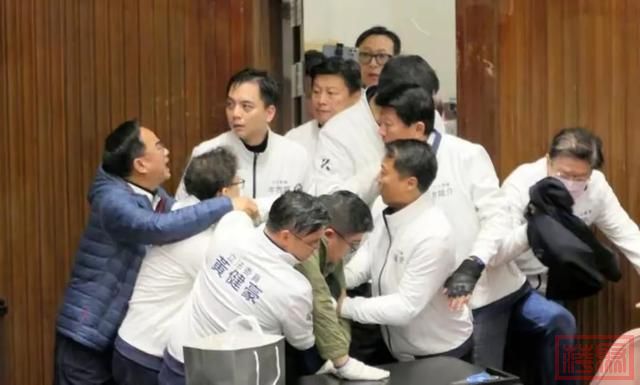 台湾“立院”战火起，民进党锁门，国民党何解？民主路在何方-5.jpg