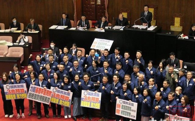 台湾再乱下去，迟早会自取灭亡，民进党当局朝野、两岸双线全面开战，选输就翻脸，大罢免让台湾走向毁灭-5.jpg