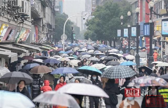 武汉周六迎来降雨，江汉路伞花朵朵-1.jpg