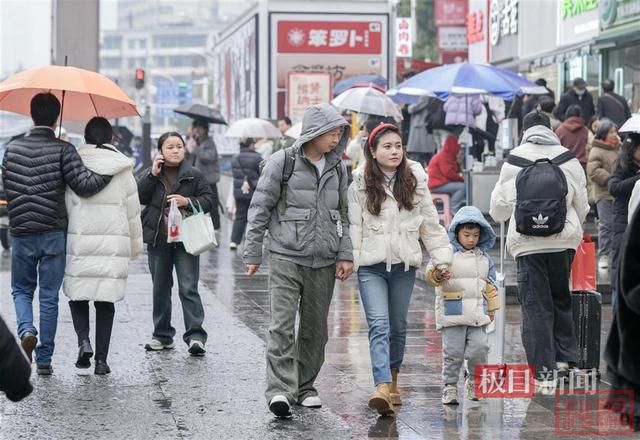 武汉周六迎来降雨，江汉路伞花朵朵-5.jpg