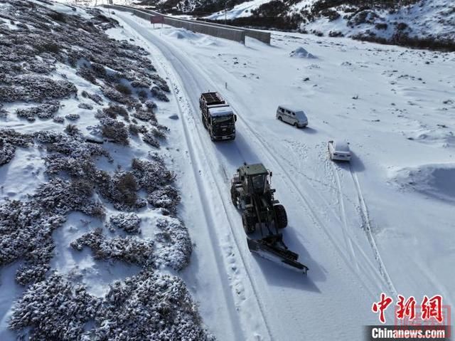 西藏林芝、昌都两市降雪 武警官兵全力除雪保国道318线畅通-2.jpg