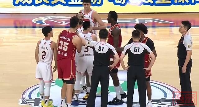 惨烈！广东不敌山西，3人受伤，一人被驱逐，杜锋很不服气-2.jpg