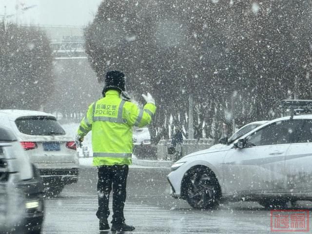 新疆交警迎战降雪 全力护航群众出行安全-3.jpg
