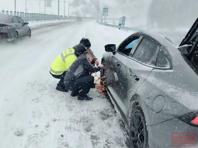新疆交警迎战降雪 全力护航群众出行安全-5.jpg