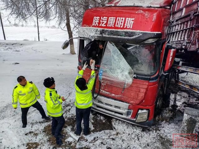 新疆交警迎战降雪 全力护航群众出行安全-7.jpg