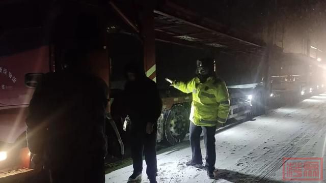 新疆交警迎战降雪 全力护航群众出行安全-6.jpg