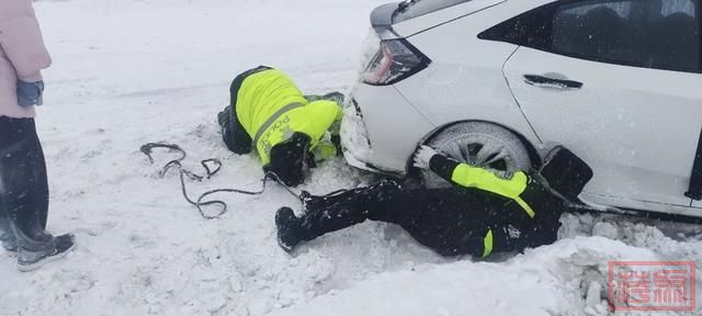 新疆交警迎战降雪 全力护航群众出行安全-8.jpg