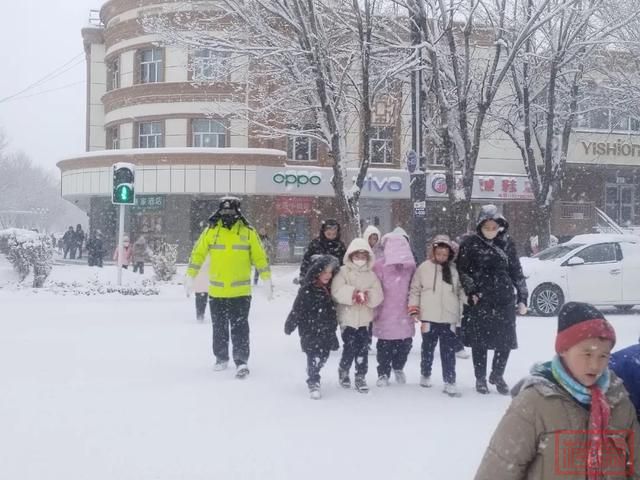新疆交警迎战降雪 全力护航群众出行安全-11.jpg