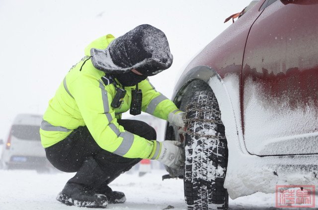 新疆交警迎战降雪 全力护航群众出行安全-10.jpg