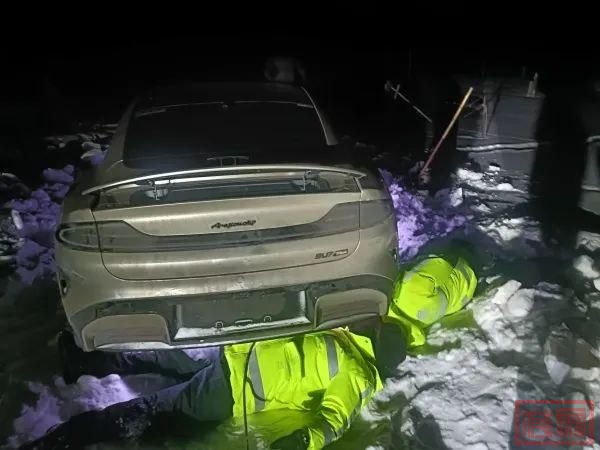 新疆交警迎战降雪 全力护航群众出行安全-13.jpg