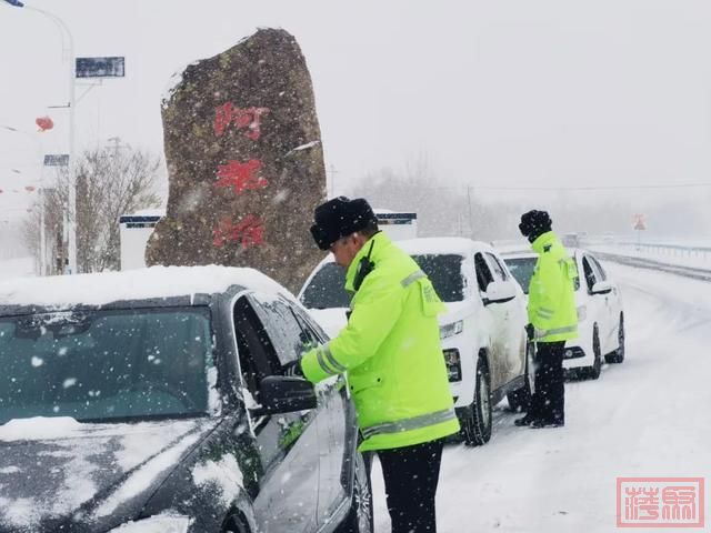 新疆交警迎战降雪 全力护航群众出行安全-12.jpg