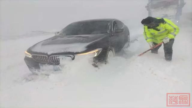 新疆交警迎战降雪 全力护航群众出行安全-14.jpg
