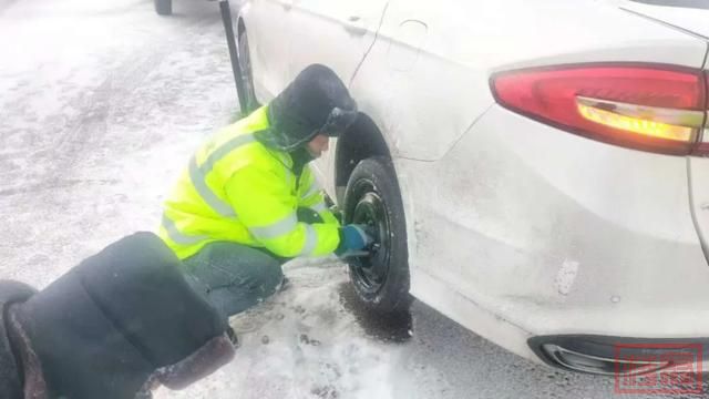 新疆交警迎战降雪 全力护航群众出行安全-15.jpg