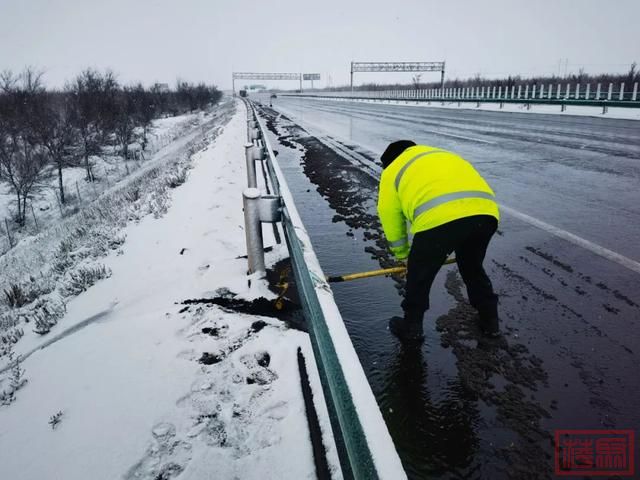 新疆交警迎战降雪 全力护航群众出行安全-16.jpg
