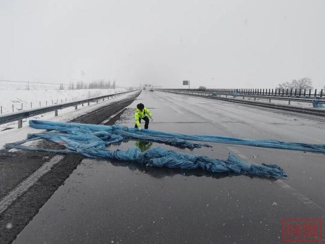 新疆交警迎战降雪 全力护航群众出行安全-17.jpg