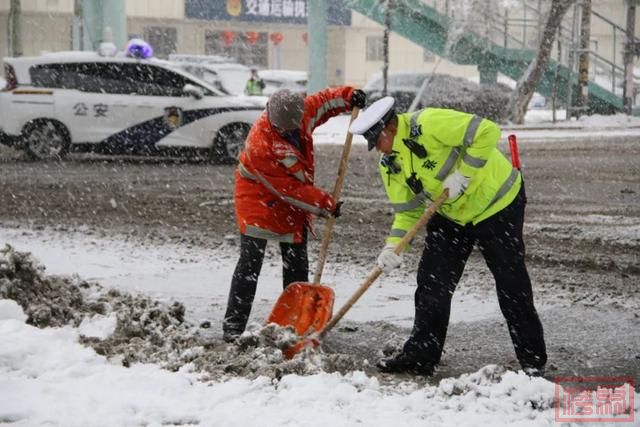 新疆交警迎战降雪 全力护航群众出行安全-18.jpg