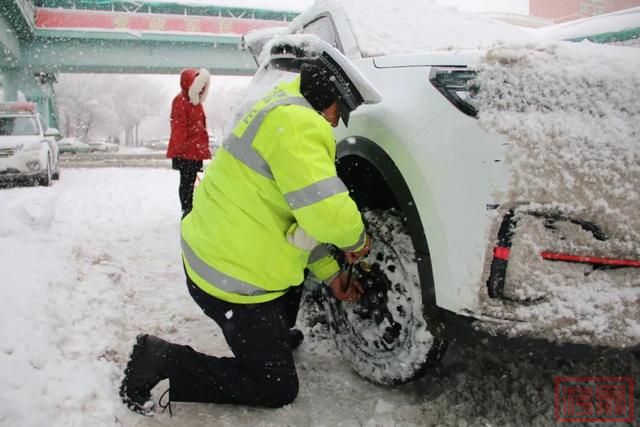 新疆交警迎战降雪 全力护航群众出行安全-20.jpg