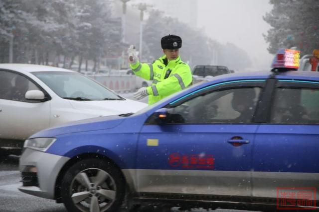新疆交警迎战降雪 全力护航群众出行安全-19.jpg