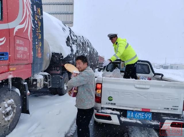 新疆交警迎战降雪 全力护航群众出行安全-22.jpg