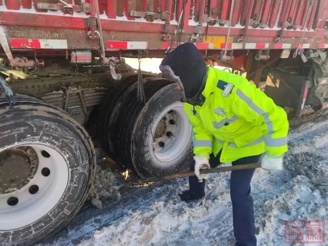 新疆交警迎战降雪 全力护航群众出行安全-21.jpg