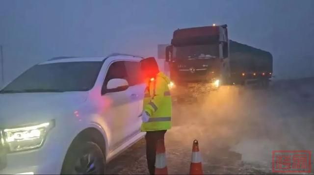新疆交警迎战降雪 全力护航群众出行安全-23.jpg
