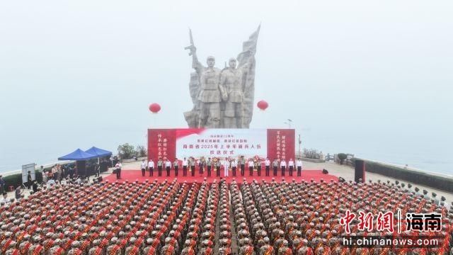 海南组织欢送新兵入伍暨省军区军官退役仪式-2.jpg