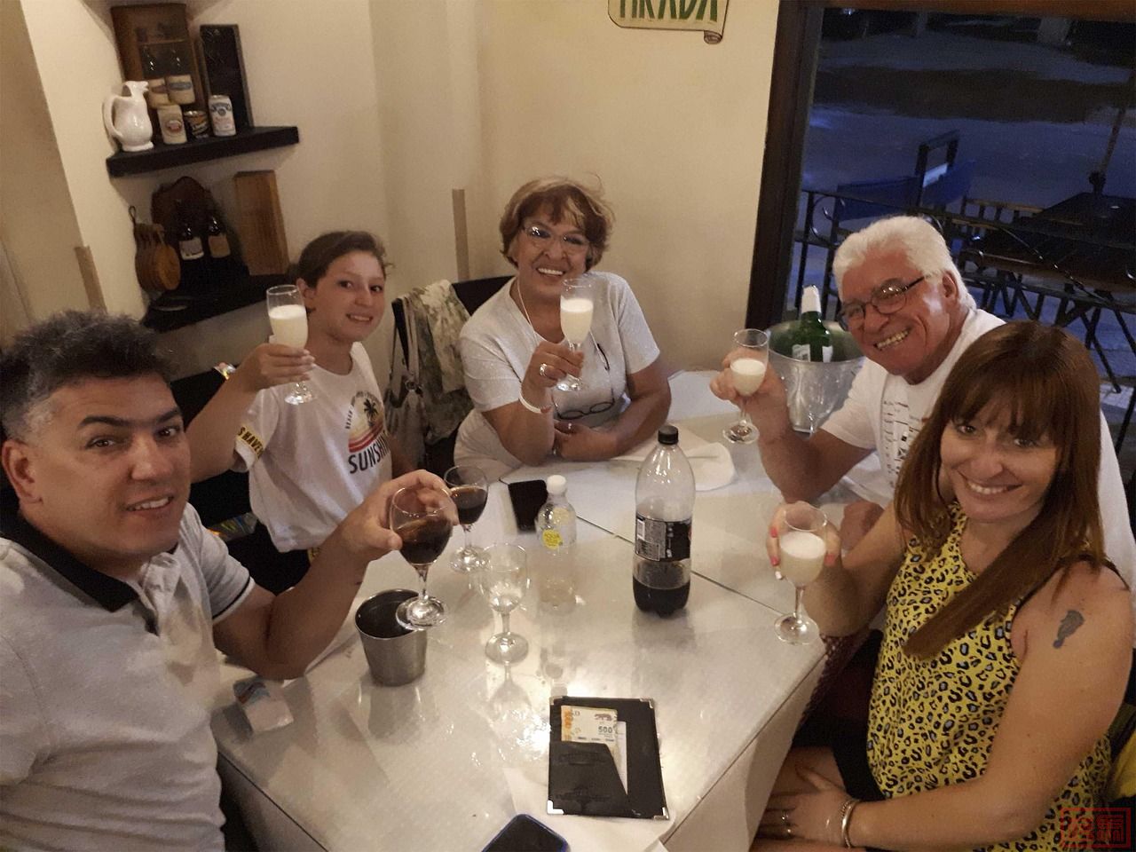 family-toasting-6006039_1280.jpg