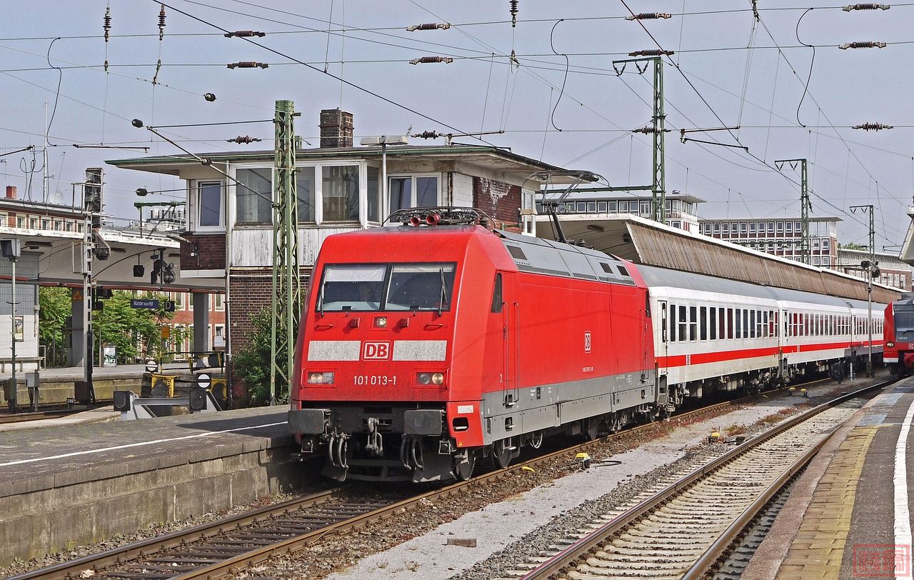 intercity-train-2145915_1280.jpg