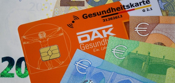 gesundheitskarte-und-geldscheine.jpeg